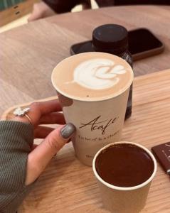 برات آرزو میکنم برگرده ،بمونه ،نره.... حالا میخواد عشق باشه 