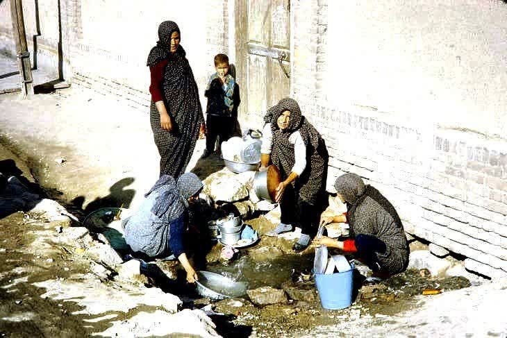 شستشوی ظروف در کنار جوی آب 
اصفهان ۱۳۴۶ خورشیدی

