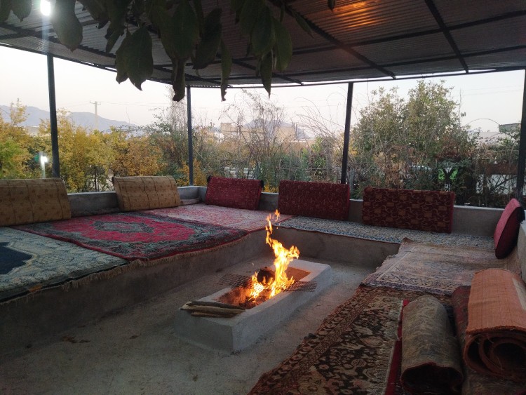 به وقت چای داخل باغ 