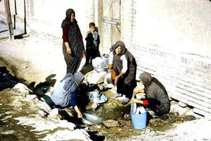 شستشوی ظروف در کنار جوی آب 
اصفهان ۱۳۴۶ خورشیدی
