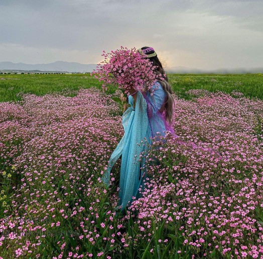 
با اندک داشته هایت خشنود باش