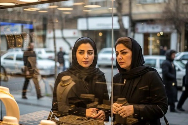 خیلی چیزا از پشت ویترین قشنگترن...