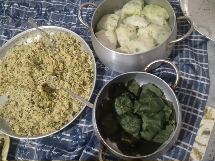 سلام در حال حاضر کردن دلمه برا مهمانام کمک نمی کنن 🤣