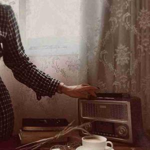 هر وقت حالت بد بود: برو ماه رو ببین، دوش آب سرد بگیر، موزیک گوش بده، فیلم ببین، قدم بزن، بنویس، نقاشی بکش، با آدما حرف بزن، بیرون برو، برای خودت هدیه بخر، کلاس جدید برو، کتاب بخون، قهوه بخور، گل و گیاه بخر، بخواب، خوراکی بخر و..
اما نذار توی خودت فرو بری. نذار ناراحتیت بشه افسردگی و تو رو ببلعه. یادت باشه کسی برای نجات تو نمیاد. خودت خودتو نجات بده.