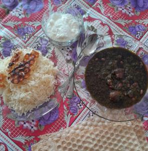 بفرماییداینم‌اون‌قورمه‌سبزی‌که‌ازساعت‌۷تاالن‌من‌درگیرشم‌😑😂