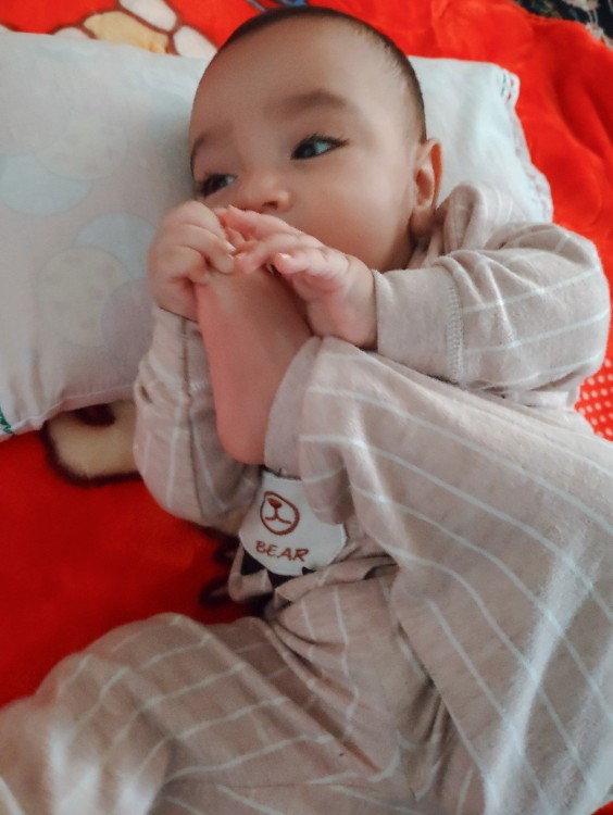 خوشگل عمه تازه یادگرفته پاهاشوبخوره 