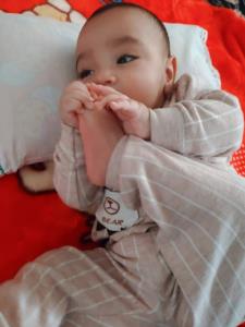 خوشگل عمه تازه یادگرفته پاهاشوبخوره 