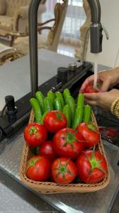 اخرین گوجه رم بشورم🍅