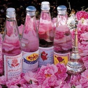 به آب نوشیدنی گلاب اضافه کنید.

گلاب غنی از آنتی اکسیدان و د