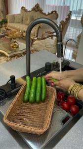 اول خیارها رو بشورم😃