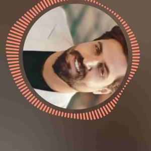 ماه و ستاره اگه تو آسمون اثر نشد سهم توئه
اگه خورشید میتابه تو آسمون بازتاب چشمای توئه
یه حال خوبی توی صدامه که از تو میگیرم
واسه به تو رسیدن دو تا بال دارم دوتا قرض میگیرم
بالاخره من به دستات میرسم تو جواب همه سوالای منی
نمیذارم کسی سمتت بیاد تو همیشه کنار چشم منی