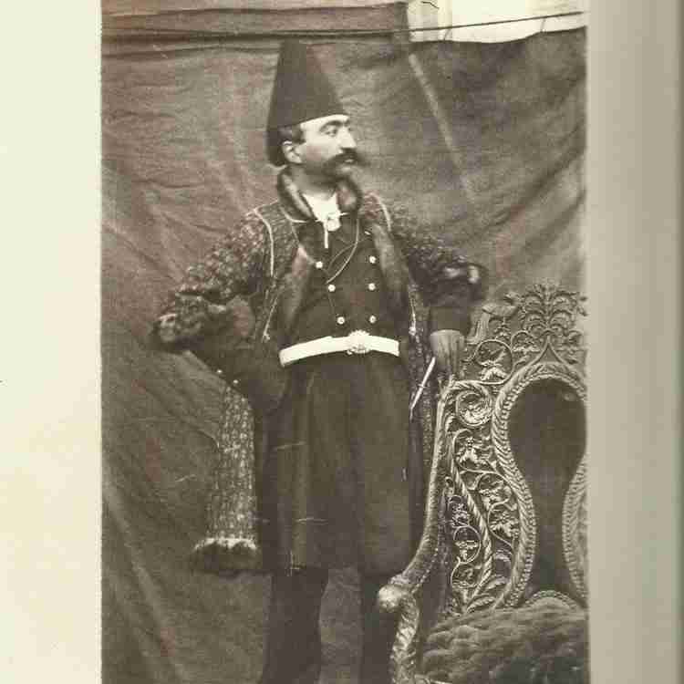 عکسی که ناصرالدین شاه قاجار از خود گرفته و زیر آن نوشته است: «این عکس خودم را خودم در اندرون انداخته‌ام»

ناصرالدین‌شاه دوربین را کاشته، جلوی آن ایستاده و ژست گرفته، بعد از خودش عکس انداخته است. زیر عکس هم با خط خود نوشته...

‌‌‌‌‌‌‌‌‌‌‌‌‌‌‌‌‌‌‌‌‌‌‌‌‌‌‌‌‌‌‌‌‌‌‌‌‌‌‌‌‌‌‌‌‌‌‌
