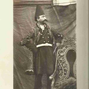 عکسی که ناصرالدین شاه قاجار از خود گرفته و زیر آن نوشته است: «این عکس خودم را خودم در اندرون انداخته‌ام»

ناصرالدین‌شاه دوربین را کاشته، جلوی آن ایستاده و ژست گرفته، بعد از خودش عکس انداخته است. زیر عکس هم با خط خود نوشته...

‌‌‌‌‌‌‌‌‌‌‌‌‌‌‌‌‌‌‌‌‌‌‌‌‌‌‌‌‌‌‌‌‌‌‌‌‌‌‌‌‌‌‌‌‌‌‌
