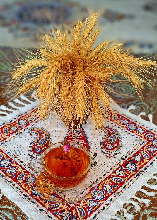 عصرها یک معماست، درست مانند یک رویا ، غروب در آن نهفته و
شب 