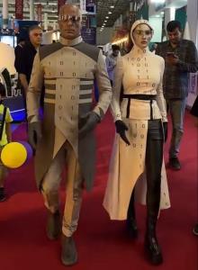 تو سرویس بهداشتی نمایشگاه این آقا رو دیدم، بهش گفته باریکلا 