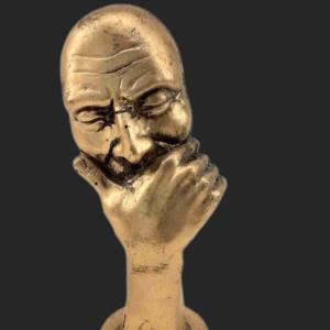 کاش میشد..... 


کاش زندگی از آخر به اول بود..
پیر بدنیا می آمدیم..
آنگاه در رُخداد یک عشق جوان میشدیم..
سپس کودکی معصوم می شدیم و در
نیمه شبی با نوازش های مادر آرام میمردیم…!!!