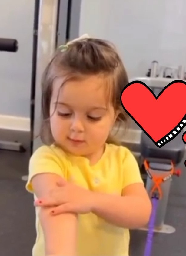 گل من رفته باشگاه😍😍 بازوهاشو 😅😅🥰🥰