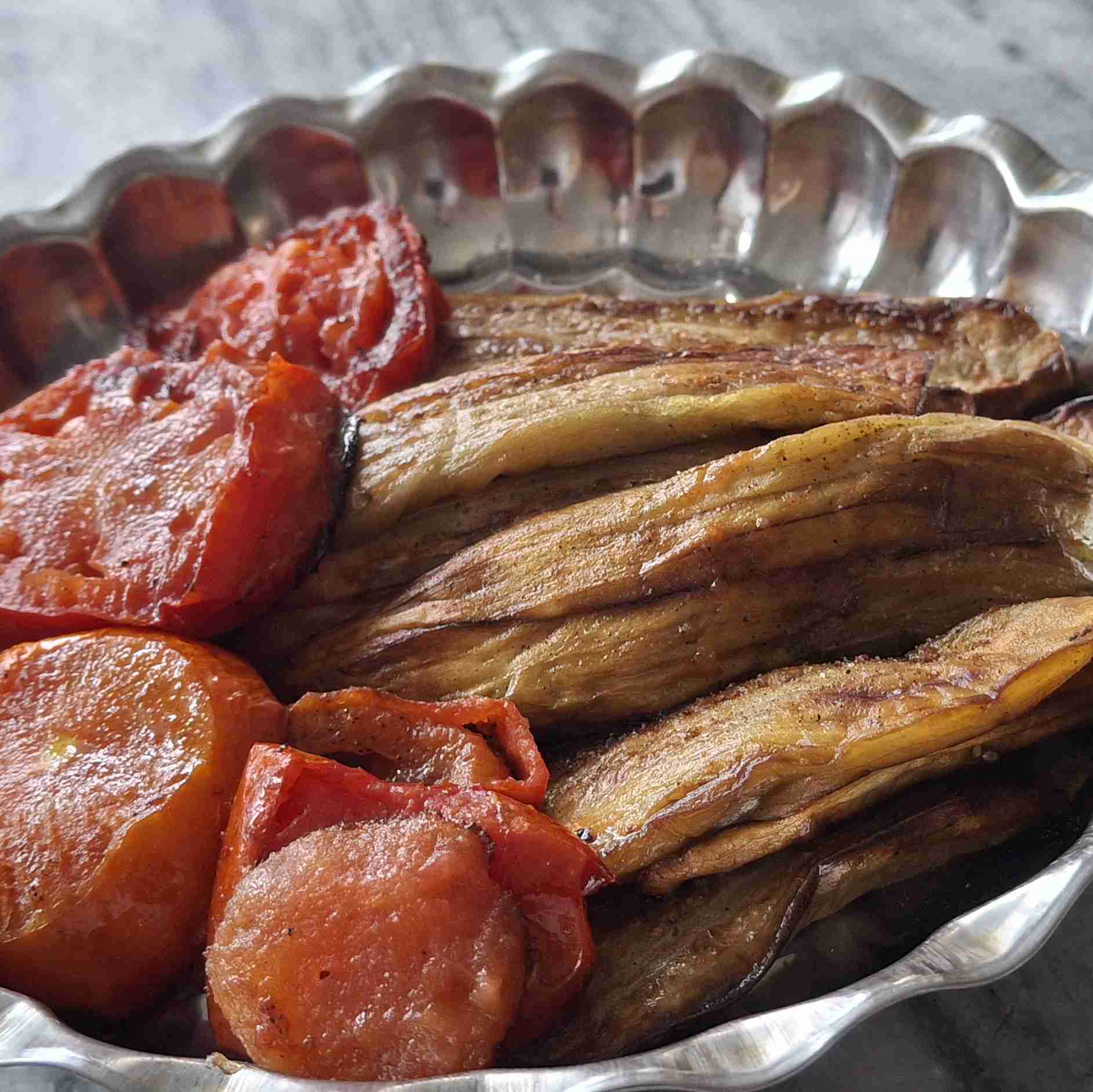 اولین باره تنهایی نهار میخورم پایین نمیره از گلوم