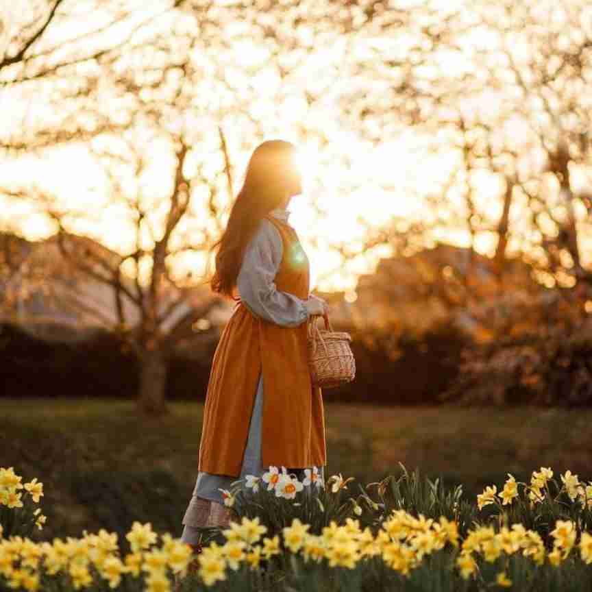 ✍
بگذارید هر کسی به آیین خودش باشد

زنان را گرامی بدارید
فرودستان را دریابید
و هر کسی به تکلم قبیله ی
خویش سخن بگوید
آدمی
تنها در مقام خویش به 
منزلت خواهد رسید....
