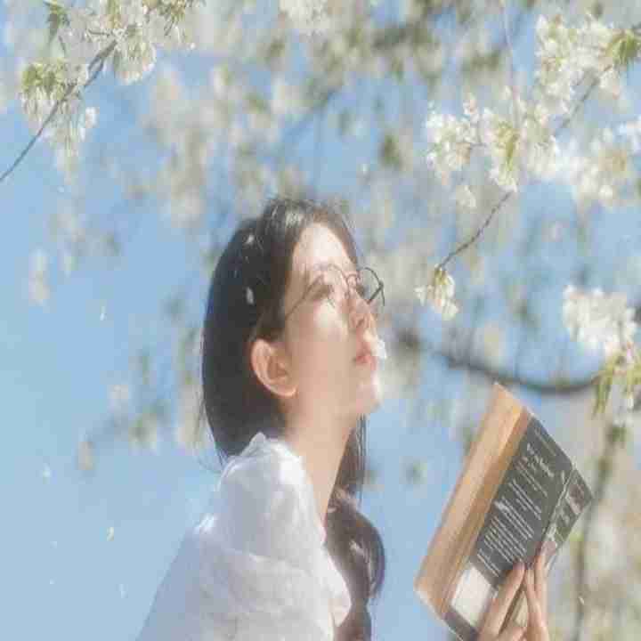 در انگلیسی میشه "آی لَو یو ..........در  کره‌ ای میشه " سارانگه یو " .................در آلمانی میشه "  ایش لیبه دیش "..........در ژاپنی میشه "آی شیته رو " ............به فارسی دوست دارمممم......تو رو دارمممم.......نادری تو عشق و محبت......قادری در وصف ناپذیرییییی......آره تو هنوز همه گیری.........نادری 