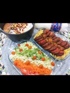 بفرمایین شام امشب من وبچهام .عدس پلو 😋