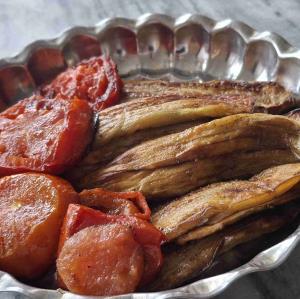 اولین باره تنهایی نهار میخورم پایین نمیره از گلوم