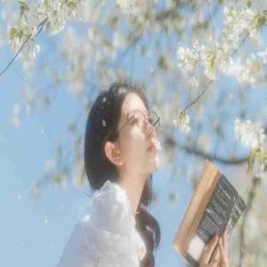 در انگلیسی میشه "آی لَو یو ..........در  کره‌ ای میشه " سارانگه یو " .................در آلمانی میشه "  ایش لیبه دیش "..........در ژاپنی میشه "آی شیته رو " ............به فارسی دوست دارمممم......تو رو دارمممم.......نادری تو عشق و محبت......قادری در وصف ناپذیرییییی......آره تو هنوز همه گیری.........نادری 