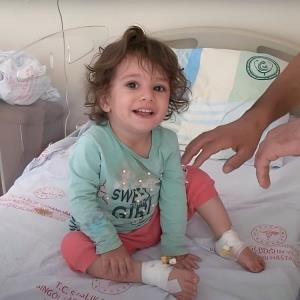 یه مار این دختربچه رو گاز گرفته و نیش زده، اما خوشبختانه 