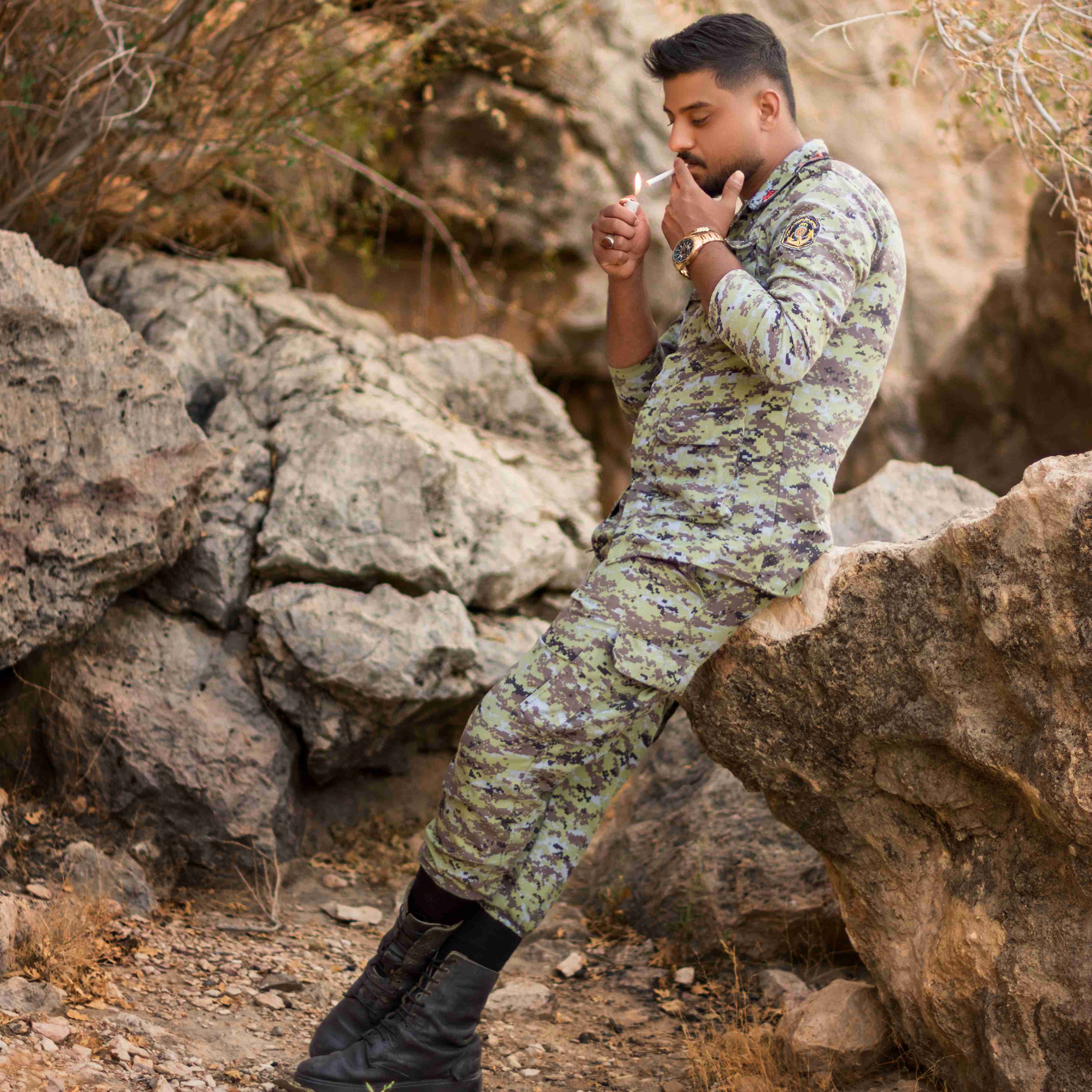 بسوزد آنکه سربازی بنا کرد

تـو را از مـن مرا از تـو جدا کرد

گروهبانان مرا بیچاره کردند

لباس شخصی ام را پاره کردند

به خط کردند تراشیدند سرم را

لباس آش خوری کردند تنم را