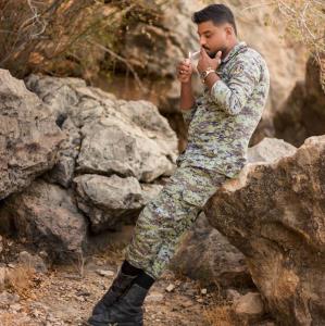 بسوزد آنکه سربازی بنا کرد

تـو را از مـن مرا از تـو جدا کرد

گروهبانان مرا بیچاره کردند

لباس شخصی ام را پاره کردند

به خط کردند تراشیدند سرم را

لباس آش خوری کردند تنم را