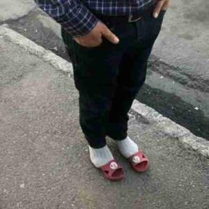 وقتی مهمونا دارن میرن و توو ۵ ثانیه هرچی دم‌دست هس، می‌پوشی که بری بدرقه!