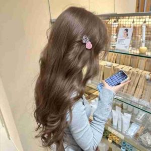 پشتت به منه.......اما حست تو پیامم......عطرت رو تنم.......اما دوری اَزَم.......داره حالم خوب میشه........چه کسی جز من روت میشه.......بگی بگی بیا پیشم......آره دور از تو بارون میشم.......داره با تو فکرممممم......اَبری  میشه.میشه.میشه.میشه ......نادری 