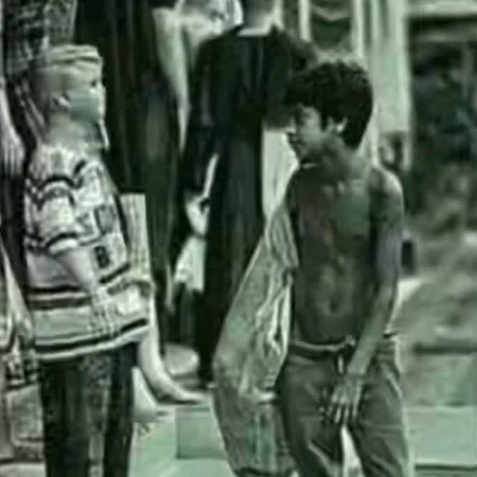 یکی‌لباس‌داردجان‌نداردیکی‌دیگراماجان‌داردلباسش‌نیست