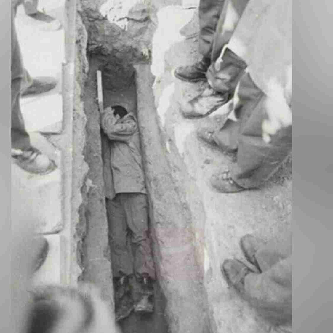 اولین باری که سرلشکر محمد باقری داخل قبر خوابید!

سرلشکر باقری در بهمن ماه ۱۳۶۱ قبل از قرار دادن پیکر برادرِ شهیدش (حسن باقری) درون قبر، داخل آن دراز کشید. 


‌