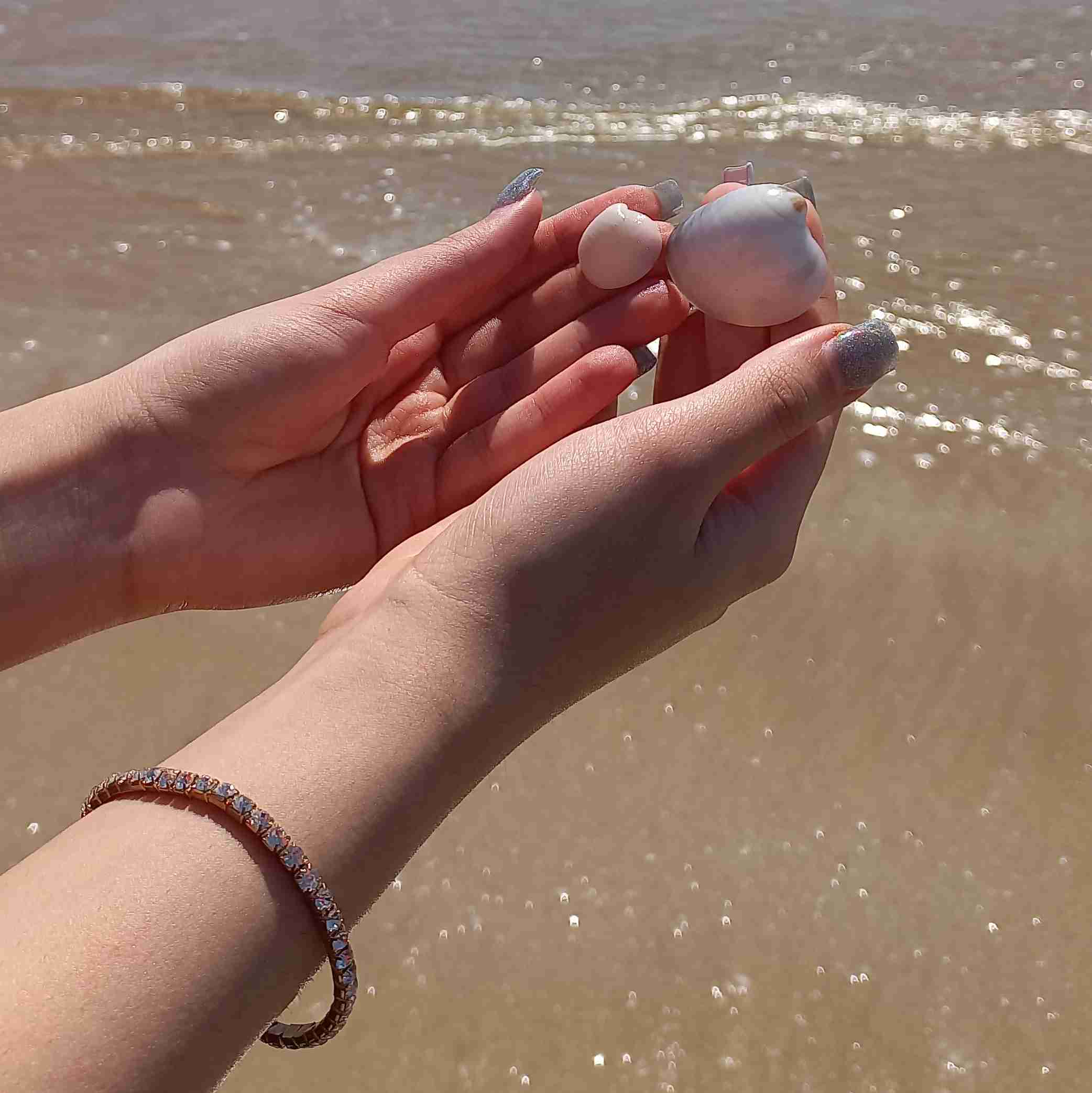 وقتی شیشه عطر رو میشکنی، 

قوی‌ترین بو رو بهت میده 

ولی برای آخرین بار :)✨