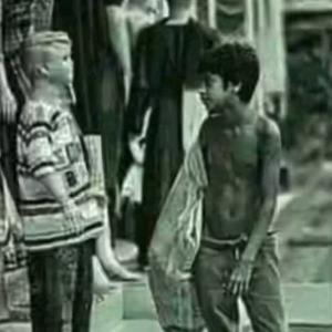 یکی‌لباس‌داردجان‌نداردیکی‌دیگراماجان‌داردلباسش‌نیست