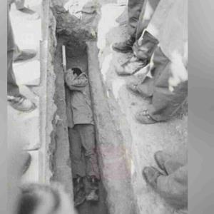 اولین باری که سرلشکر محمد باقری داخل قبر خوابید!

سرلشکر باقری در بهمن ماه ۱۳۶۱ قبل از قرار دادن پیکر برادرِ شهیدش (حسن باقری) درون قبر، داخل آن دراز کشید. 


‌