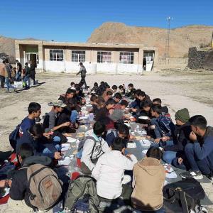 حاج آقا _ ناهار مجلس خود را به مدرسه آورد  .