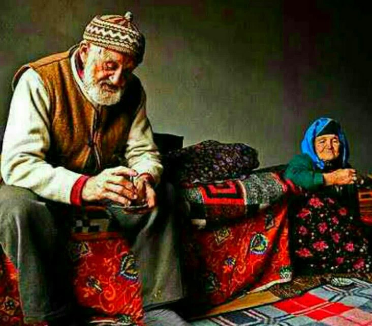 مرد فقیرى بود که 
همسرش کره مى ساخت.
زن کره ها را به شکل قال