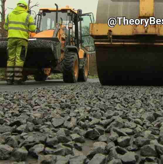 در انگلستان شروع به ساخت آسفالت از پلاستیک بازیافتی کردند. چنین ماده ای 10 برابر قوی تر و بسیار ارزان تر است.  یک راه عالی برای بهره مندی از زباله های خطرناک.👌

