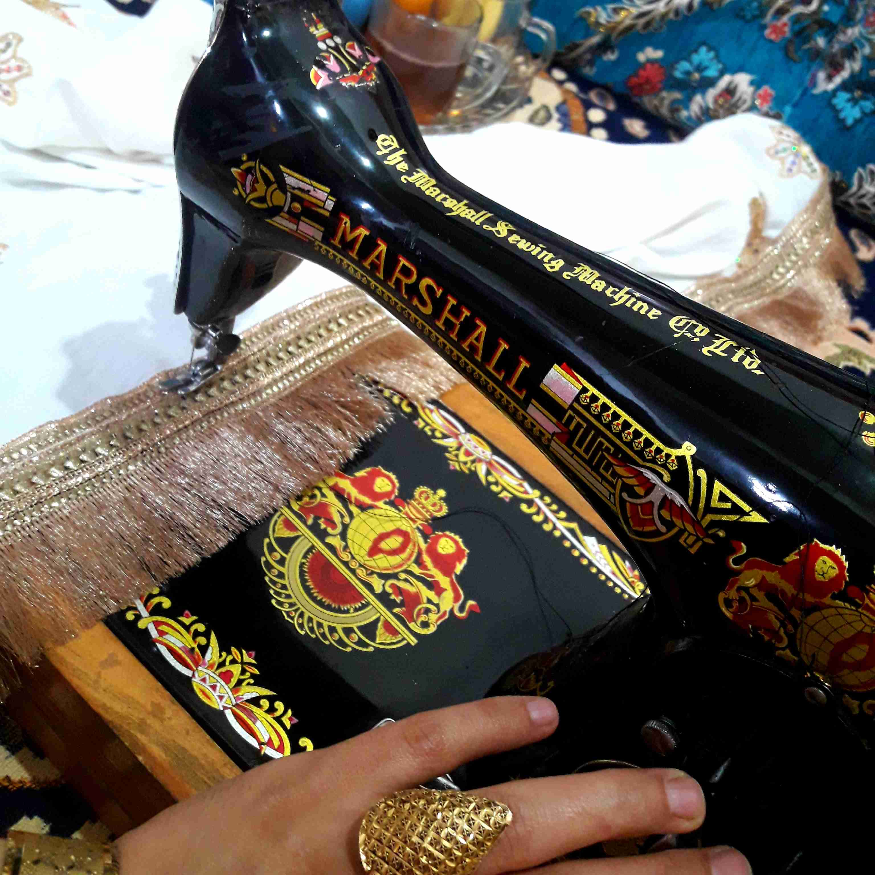 چندسال پیش کہ رفتم مدرک خیاطی گرفتم۔پول نداشتم چرخ بخرم۔این چرخ قدیمی رو مادر شوھرم بھم دادگفت خرابہ تعمیرش کن۔درستش کردم از اون موقع تا الان کلی لباس باھاش دوختم در حد چرخ صنعتی۔۔۔سخت نگیریم ۔زندگی ھم سخت نمیگیرہ👉✌