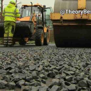 در انگلستان شروع به ساخت آسفالت از پلاستیک بازیافتی کردند. چنین ماده ای 10 برابر قوی تر و بسیار ارزان تر است.  یک راه عالی برای بهره مندی از زباله های خطرناک.👌

