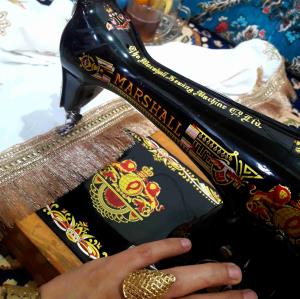 چندسال پیش کہ رفتم مدرک خیاطی گرفتم۔پول نداشتم چرخ بخرم۔این چرخ قدیمی رو مادر شوھرم بھم دادگفت خرابہ تعمیرش کن۔درستش کردم از اون موقع تا الان کلی لباس باھاش دوختم در حد چرخ صنعتی۔۔۔سخت نگیریم ۔زندگی ھم سخت نمیگیرہ👉✌