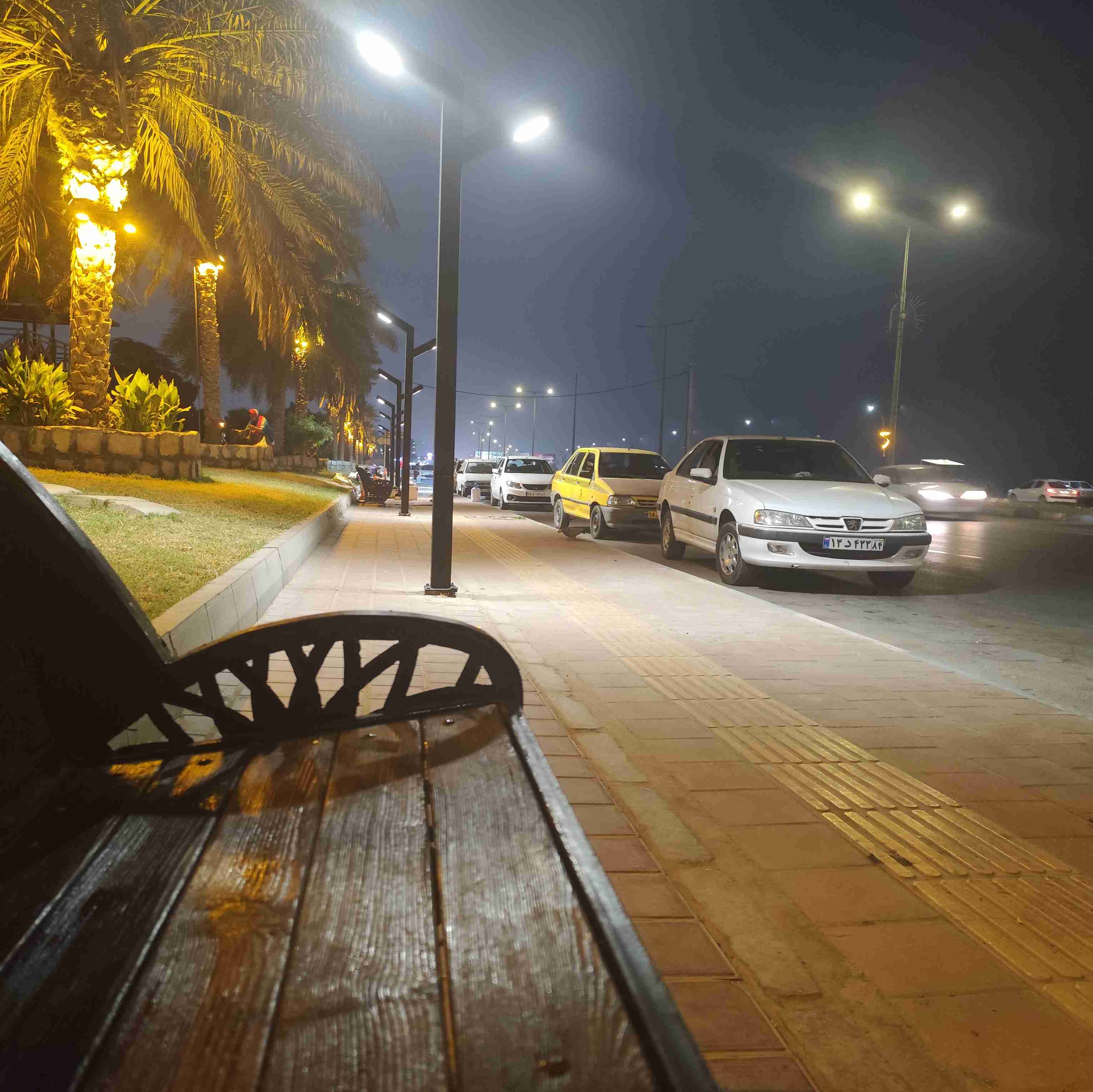 کبوترِ دلم
به هوای گندمِ موهای تو 
لبِ دیوارِ خیالت می نشیند ...
امشب که در هوای تو پر می‌زند دلم
ای مهربانِ من
تو کجایی و
من کجا...؟!