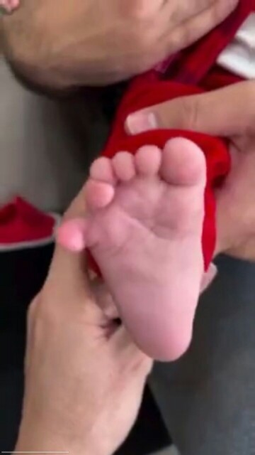 بچه ی همسایمون ۶تا انگش داره😟