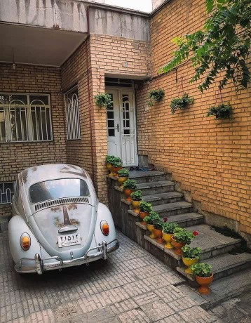 شاد بودن گناه نیست.