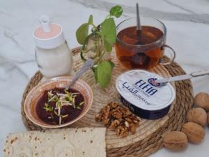 به وقتِ صبحانه، ناهار، شام.....