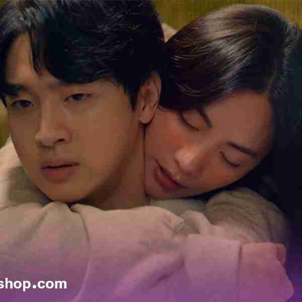 منزل تو منزل منه.......قلب تو نبض منه.....حرف تو فکر منه......درد تو داد منه......گریه هات کابوس منه.........گریه نَه نَه نَه نَه نَه نَکن.....غرق میشم......آخه میشوره و رد پات تو شهر گُمه ..........بَرفَم بیاد.......سَرمای زمستان تو دوریت گُمه. گُمه.......آره تو هنوز زنده ای.......حتی اگه دوریت با مَنه.........نادری 