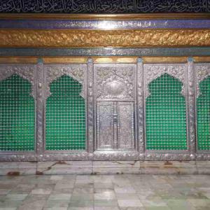 افسوس که آیینه نصیبش سنگ است 🖤در کوچه ی بی کسی عجب دلتنگ است 🖤 هر روز غروب خون شده قلبش که 🖤 اینقدر غروب سامرا خون رنگ است 💔