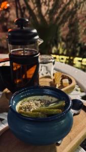 از حمایت نشدن توسط آشناهات ناراحت نشو خدا غریبه‌هایی رو سر ر